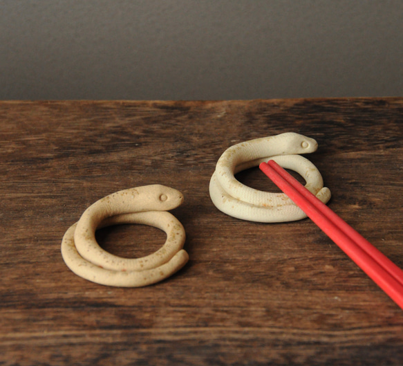 １個＊【白・薄茶】陶器のヘビの箸置き/オブジェ 2枚目の画像