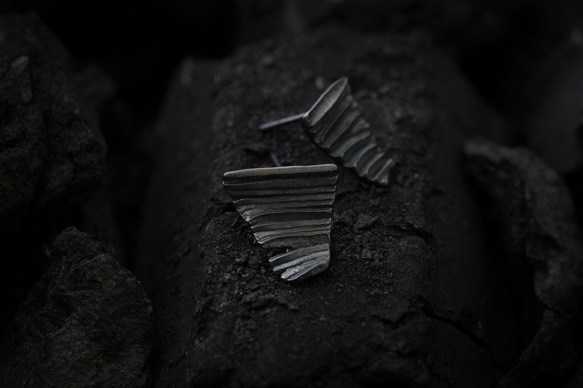 Calligraphy 墨摺 藏鋒耳環 Oxidized Silver Earrings - Restraining 第2張的照片