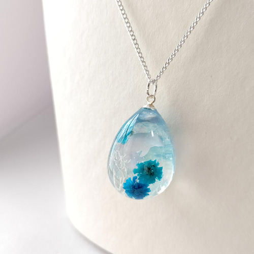 イルカ かすみ草 月のペンダント レジンネックレス - メルカリ