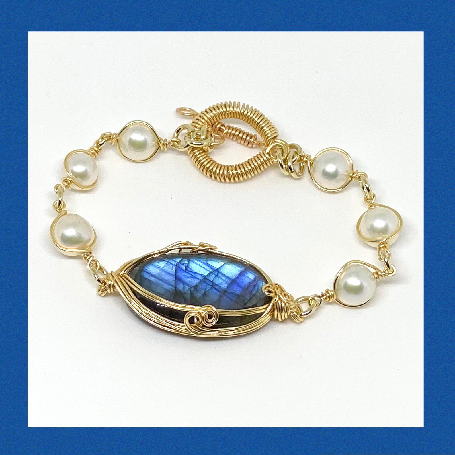 神秘の輝きブルーラブラドライトとパールのブレスレット