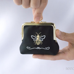 気品漂うジュエリポーチ　大人な蜂柄刺繍　ジュエリーポーチ　がま口　ミニポーチ　ヴィンテージ風　フランス製生地 2枚目の画像