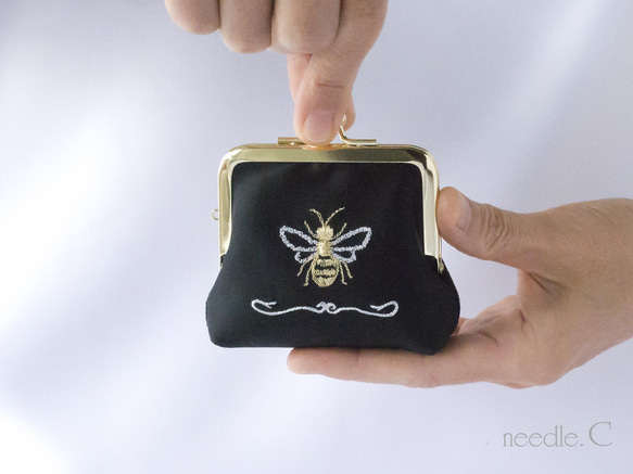 気品漂うジュエリポーチ　大人な蜂柄刺繍　ジュエリーポーチ　がま口　ミニポーチ　ヴィンテージ風　フランス製生地 2枚目の画像