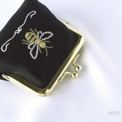 気品漂うジュエリポーチ　大人な蜂柄刺繍　ジュエリーポーチ　がま口　ミニポーチ　ヴィンテージ風　フランス製生地 3枚目の画像