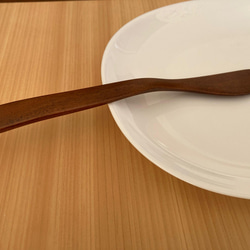 木製バターナイフ（左利き用）　漆　自立　昭和に伐採のヤマザクラ 2枚目の画像