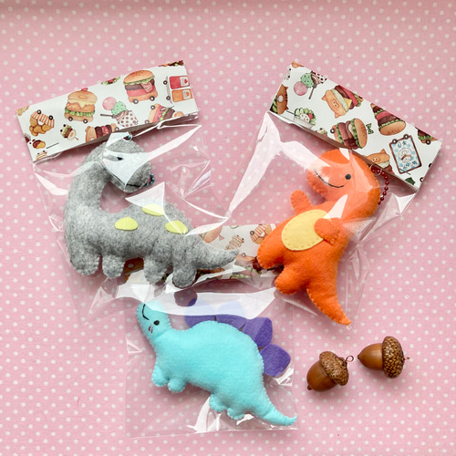 かわいい恐竜】キーホルダー フェルトのマスコット ティラノサウルス 