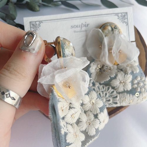 大ぶりチュールインド刺繍リボンタッセルとシフォンフラワーイヤリング