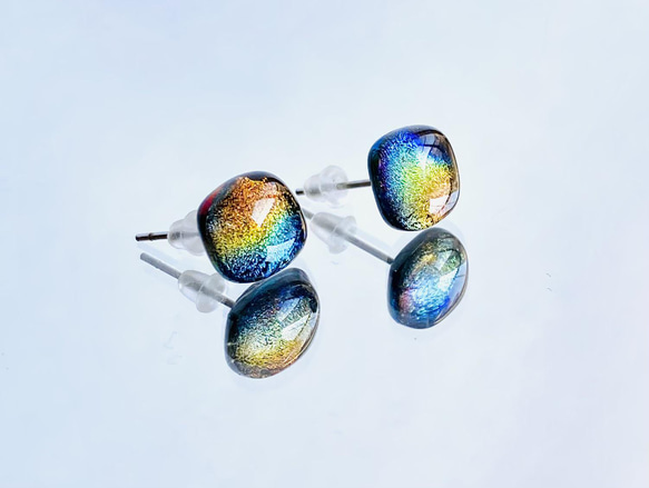 虹色宇宙の煌めきガラスピアス ピアス（スタッド・一粒