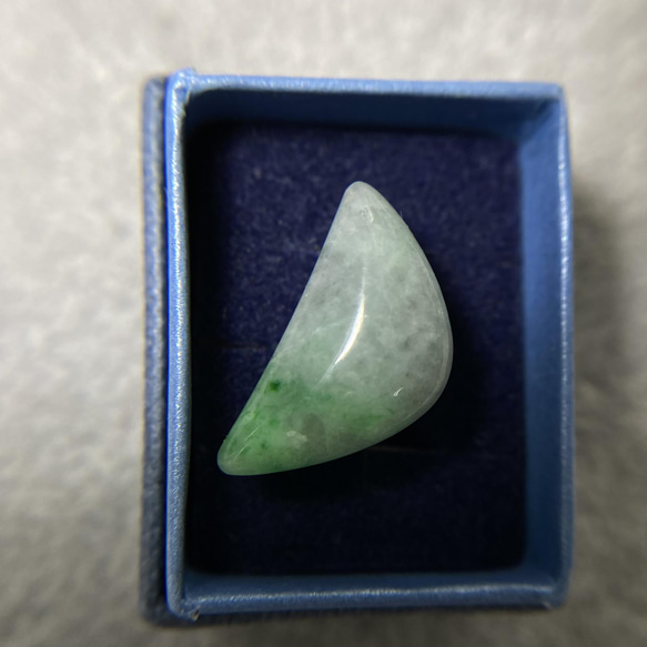天然翡翠（ヒスイ）のタックブローチ☆ミャンマー産原石から磨いた１点もの！ 1枚目の画像
