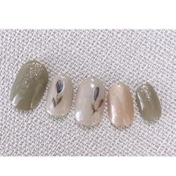＊チューリップとくすみグリーン＊   ネイルチップ/フラワーネイル/お花/くすみカラー/大人可愛い/大人ネイル 2枚目の画像