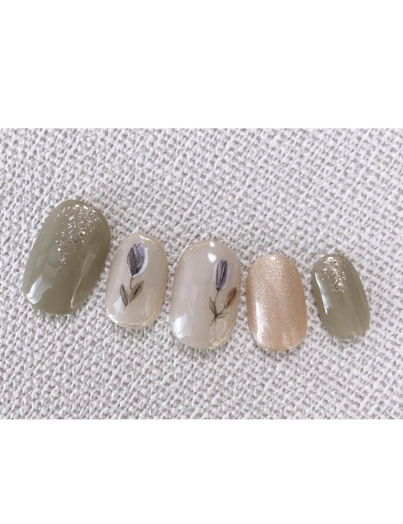 ＊チューリップとくすみグリーン＊   ネイルチップ/フラワーネイル/お花/くすみカラー/大人可愛い/大人ネイル 2枚目の画像