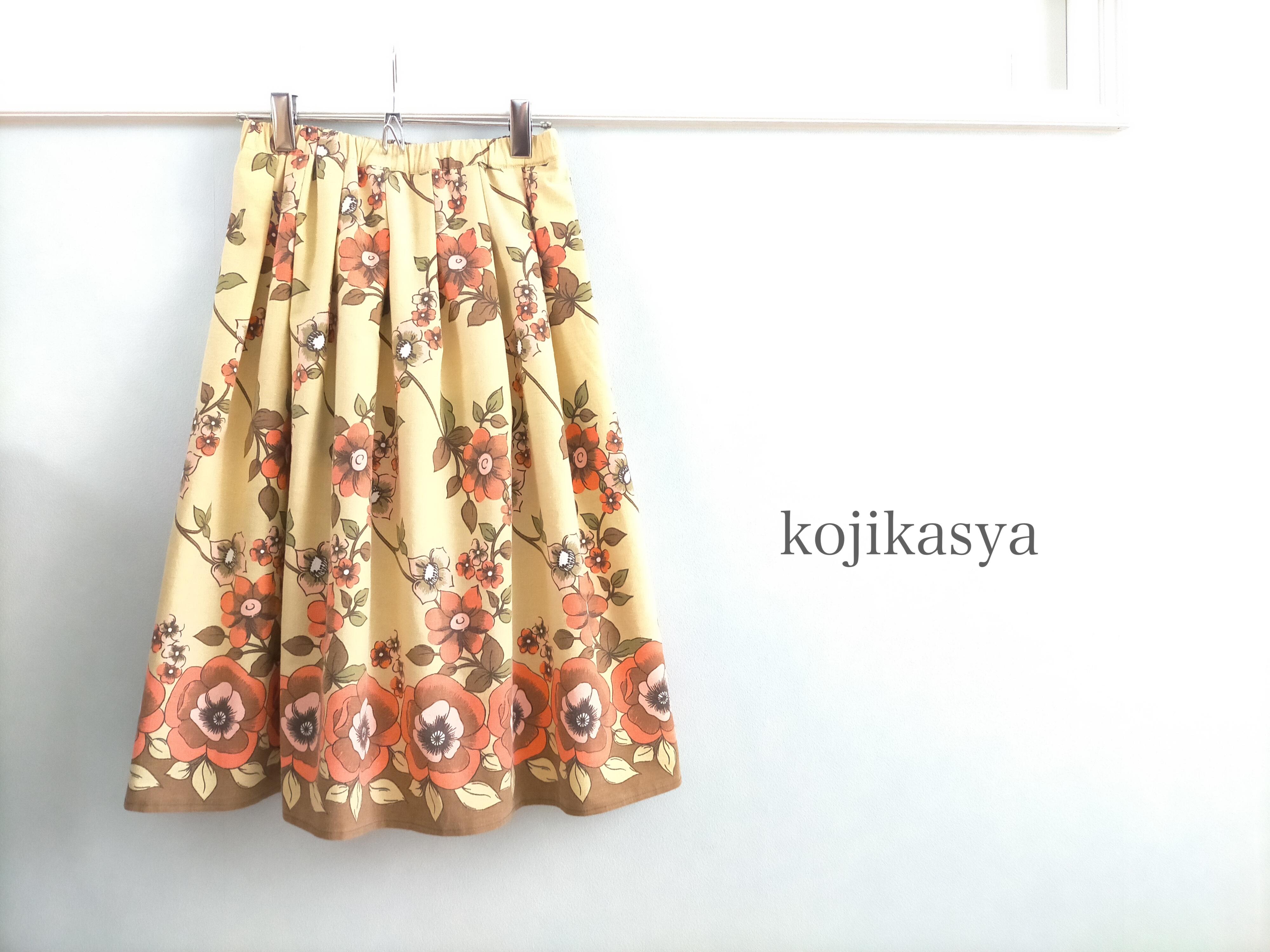 小柄さん♪ドイツヴィンテージ生地 クリーム色にピンクのお花柄♪レトロなスカート Sサイズ
