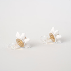 つまみ細工 雪の花のノンホールピアス(白) 4枚目の画像