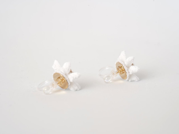 つまみ細工 雪の花のノンホールピアス(白) 4枚目の画像