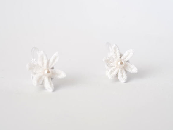 つまみ細工 雪の花のノンホールピアス(白) 3枚目の画像