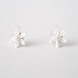 つまみ細工 雪の花のノンホールピアス(白) 2枚目の画像