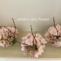 SALE❣️咲き続ける八重桜⭐︎ふんわり八重桜とローズヒップの可愛いいラウンドテーブルアレンジ　光触媒 7枚目の画像