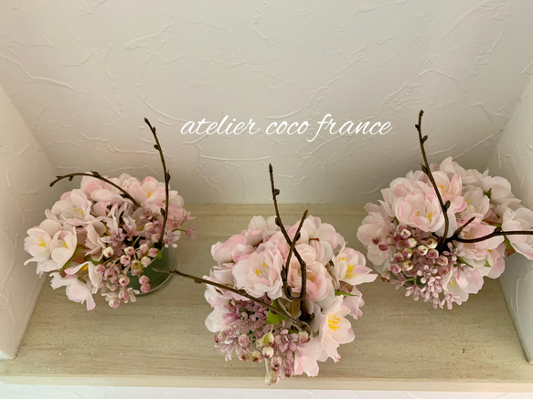 SALE❣️咲き続ける八重桜⭐︎ふんわり八重桜とローズヒップの可愛いいラウンドテーブルアレンジ　光触媒 7枚目の画像