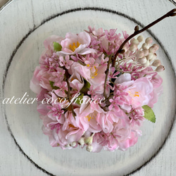 SALE❣️咲き続ける八重桜⭐︎ふんわり八重桜とローズヒップの可愛いいラウンドテーブルアレンジ　光触媒 1枚目の画像