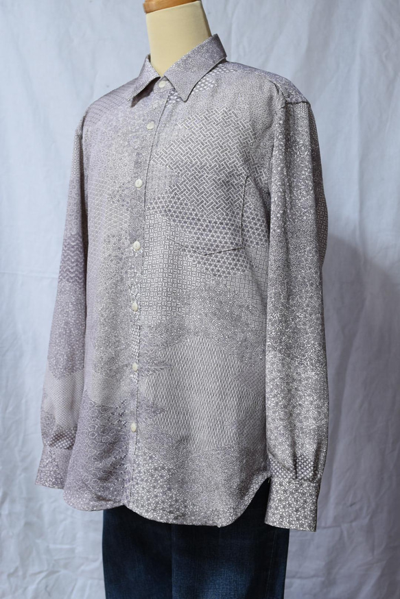 着物リメイク　アイボリーに紫の江戸小紋の切り嵌め柄のカジュアルシャツ　メンズLサイズ 4枚目の画像