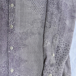着物リメイク　アイボリーに紫の江戸小紋の切り嵌め柄のカジュアルシャツ　メンズLサイズ 3枚目の画像