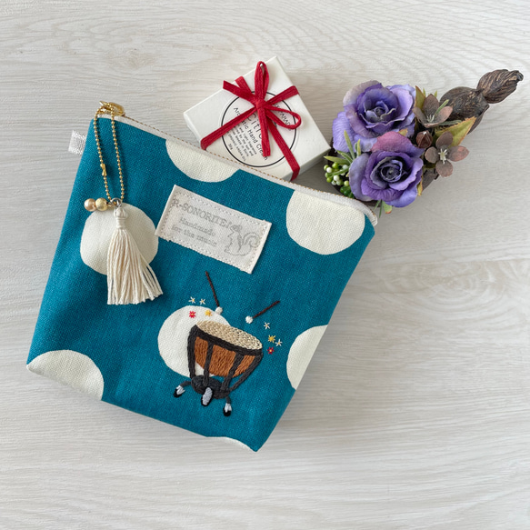 リリカ☆小さなフラットポーチ♥️ねこサンタさんがやって来たよ①ハンドメイド キャット刺繍フラットポーチ | AND ON JIONE STORE（アンドオン