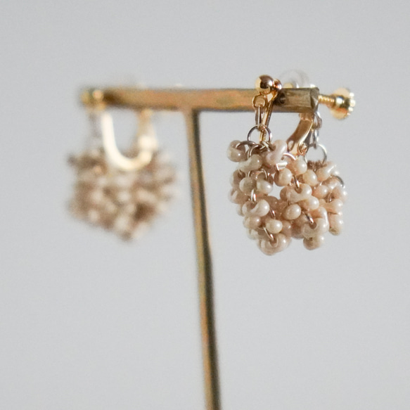 しゃらしゃらビーズフープアクセサリー✳︎アイボリー イヤリング・ノンホールピアス MOHE 通販｜Creema(クリーマ) 13306931