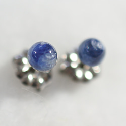 （銷售，1 件）非洲藍色藍寶石耳釘（4 毫米，鈦金屬耳釘） 第2張的照片
