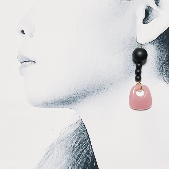 PABLO個性的♡アシンメトリーの大ぶりピアス☆イヤリング《マットブラック&ピンク》 3枚目の画像