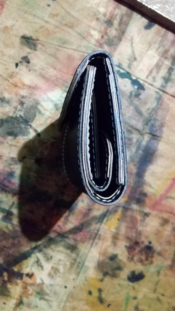 お札を折らずに持ち歩けるヌメ革手染めブラックの手の平ウォレット 8枚目の画像