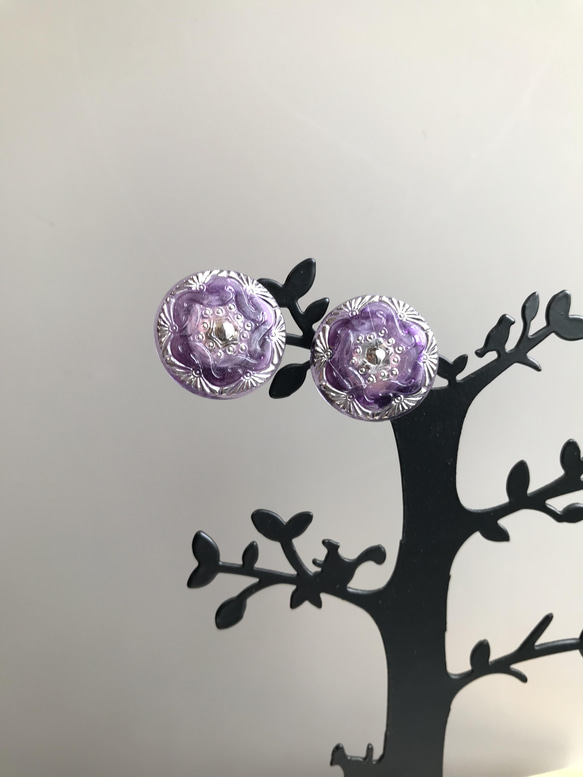 薄紫色　銀彩六角　チェコガラスボタンのイヤリング 2枚目の画像