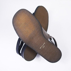 包裹在一塊柔軟的皮革中。 O-51 日本製造真皮平底涼鞋 第7張的照片