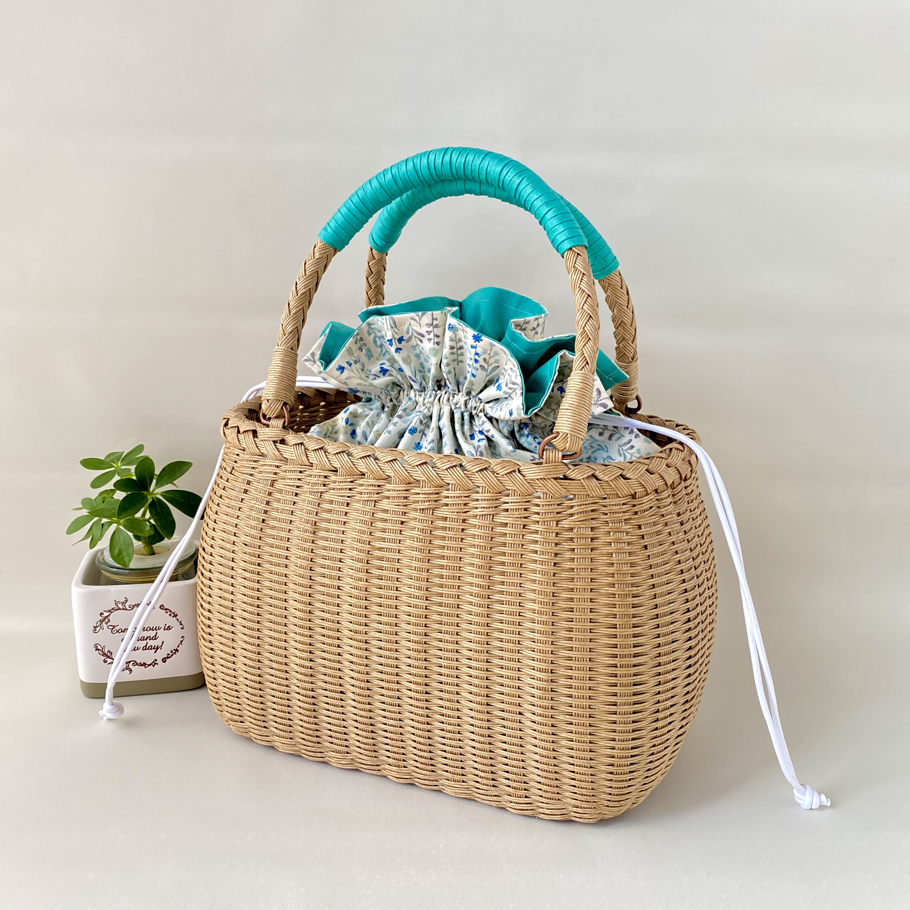 ツートンまぁるいかごバッグ（ベージュ×きれいグリーン）巾着袋付き