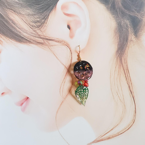 葉と木の実の切り絵ピアス/イヤリング[丸型] 2枚目の画像