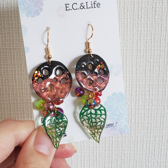 葉と木の実の切り絵ピアス/イヤリング[丸型] 1枚目の画像