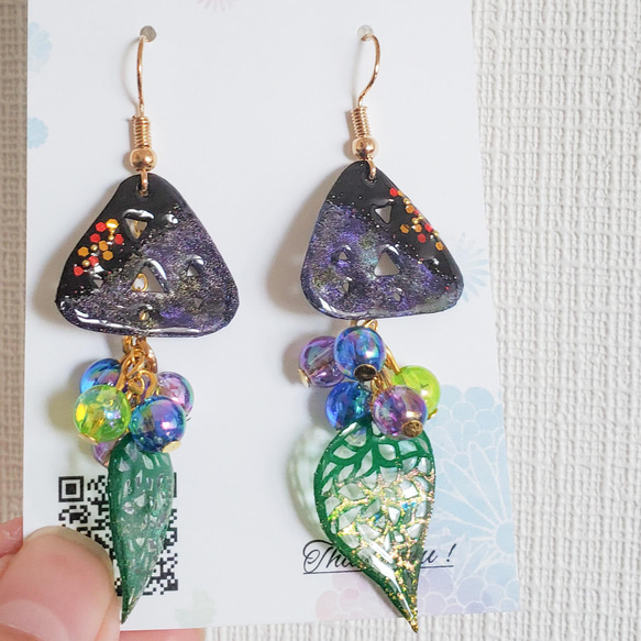 葉と木の実の切り絵ピアス/イヤリング[三角形] 1枚目の画像