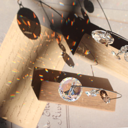 ダイヤモンド大玉40㎜◇スワロフスキークリスタルサンキャッチャー◇ウッドクラフト◇置き型スタンドタイプ 5枚目の画像