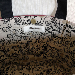 グレー・プードルちゃんのお散歩刺繍バッグ（大）【底板付き】A4サイズすっぽり 5枚目の画像