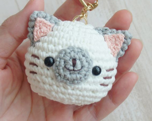 手のひらサイズの、シャム猫さんキーホルダー（グレータイプ