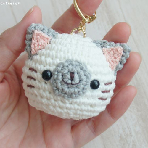 日本初の 手のひらサイズの、シャム猫さんキーホルダー（グレータイプ あみぐるみ