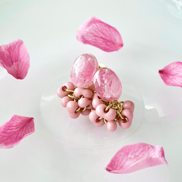 【再販】ローズクォーツ桜色 バラの花びら レジン イヤリング/ 10月誕生石〈受注制作〉 2枚目の画像