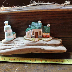 流木と石紛粘土で作った灯台と家 6枚目の画像