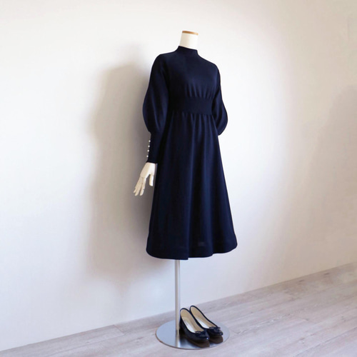 美シルエットが叶う◎】ホールガーメント 袖口パール付きワンピース