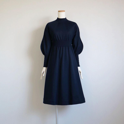 美シルエットが叶う◎】ホールガーメント 袖口パール付きワンピース