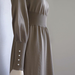 售罄！ [美麗的線條輪廓成真！ ] Whole Garment Puff 袖連衣裙配珍珠袖口 [灰褐色] 第10張的照片