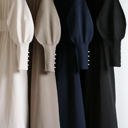 售罄！ [美麗的線條輪廓成真！ ] Whole Garment Puff 袖連衣裙配珍珠袖口 [灰褐色] 第15張的照片