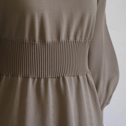 售罄！ [美麗的線條輪廓成真！ ] Whole Garment Puff 袖連衣裙配珍珠袖口 [灰褐色] 第13張的照片