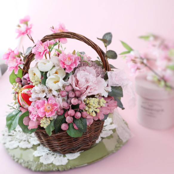 《ひな祭り》 桃の花のバスケットアレンジメント 薔薇 花てまり ❁ アーティフィシャルフラワー Creema限定 6枚目の画像