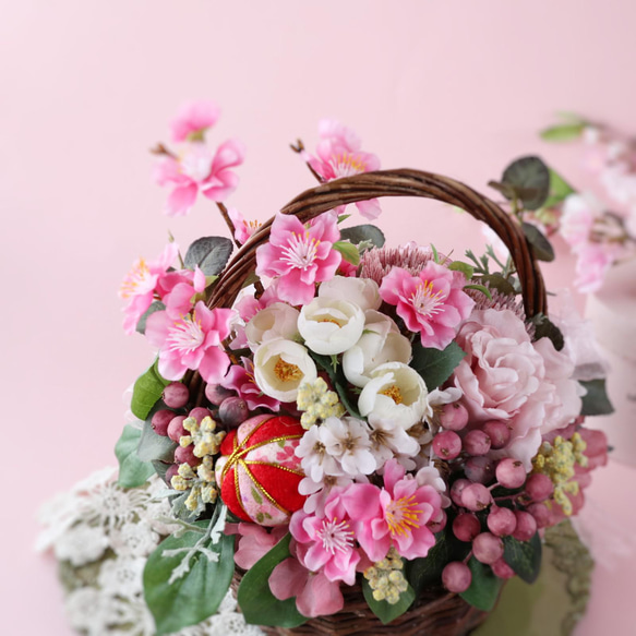 《ひな祭り》 桃の花のバスケットアレンジメント 薔薇 花てまり ❁ アーティフィシャルフラワー Creema限定 2枚目の画像