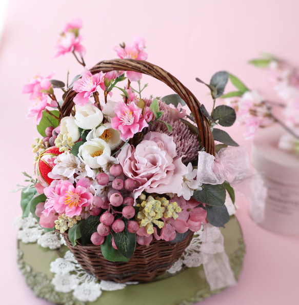 《ひな祭り》 桃の花のバスケットアレンジメント 薔薇 花てまり ❁ アーティフィシャルフラワー Creema限定 5枚目の画像