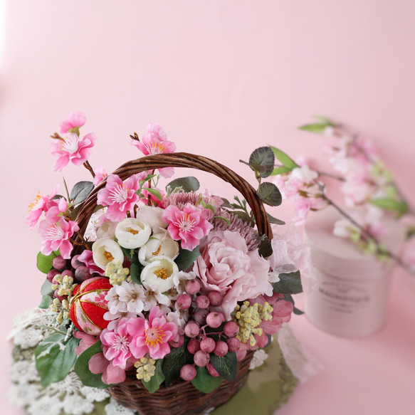 《ひな祭り》 桃の花のバスケットアレンジメント 薔薇 花てまり ❁ アーティフィシャルフラワー Creema限定 7枚目の画像